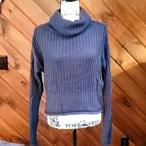 Cropped loose turtleneck